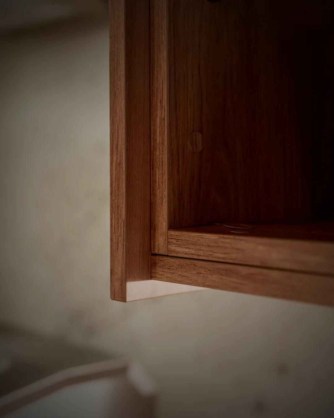 Detalhe de encaixe em lâmina natural de madeira, feito no ateliê
