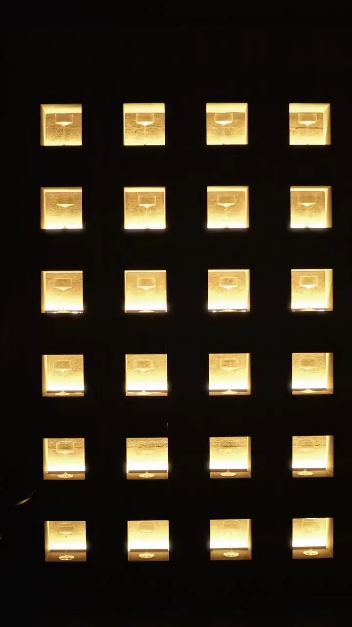Parede de nichos iluminados em madeira
