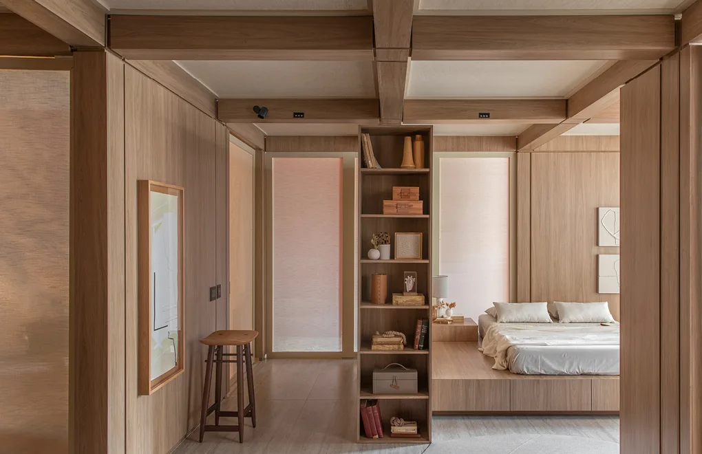 Loft em madeira clara com estante e cama integradas