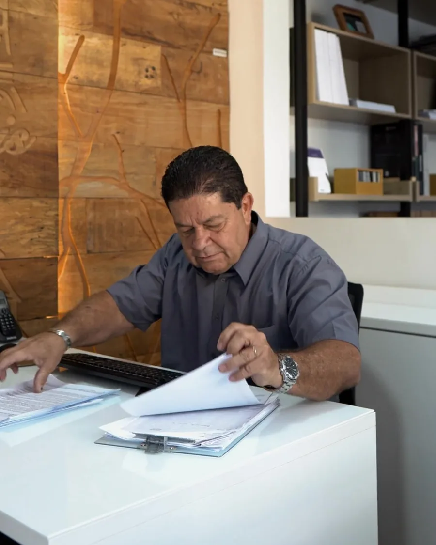Daniel Freitas, fundador, revisando projetos de marcenaria