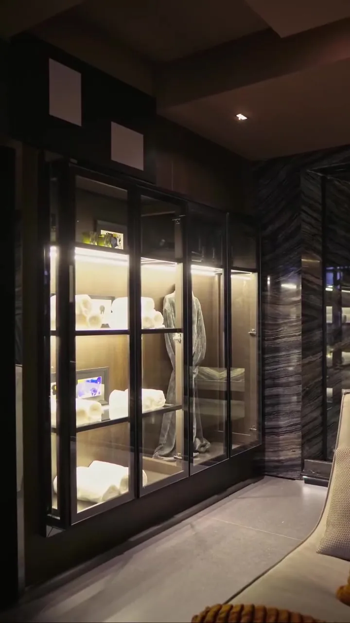 Armários em vidro e laca com iluminação linear, fabricação industrial