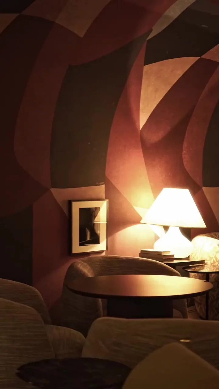 Bar Secreto, CASACOR SP 2025: lounge com paredes curvas em madeira e luminária