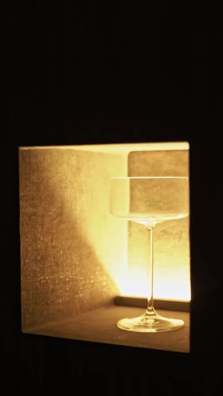 Nicho iluminado em marcenaria sob medida com taça de cristal