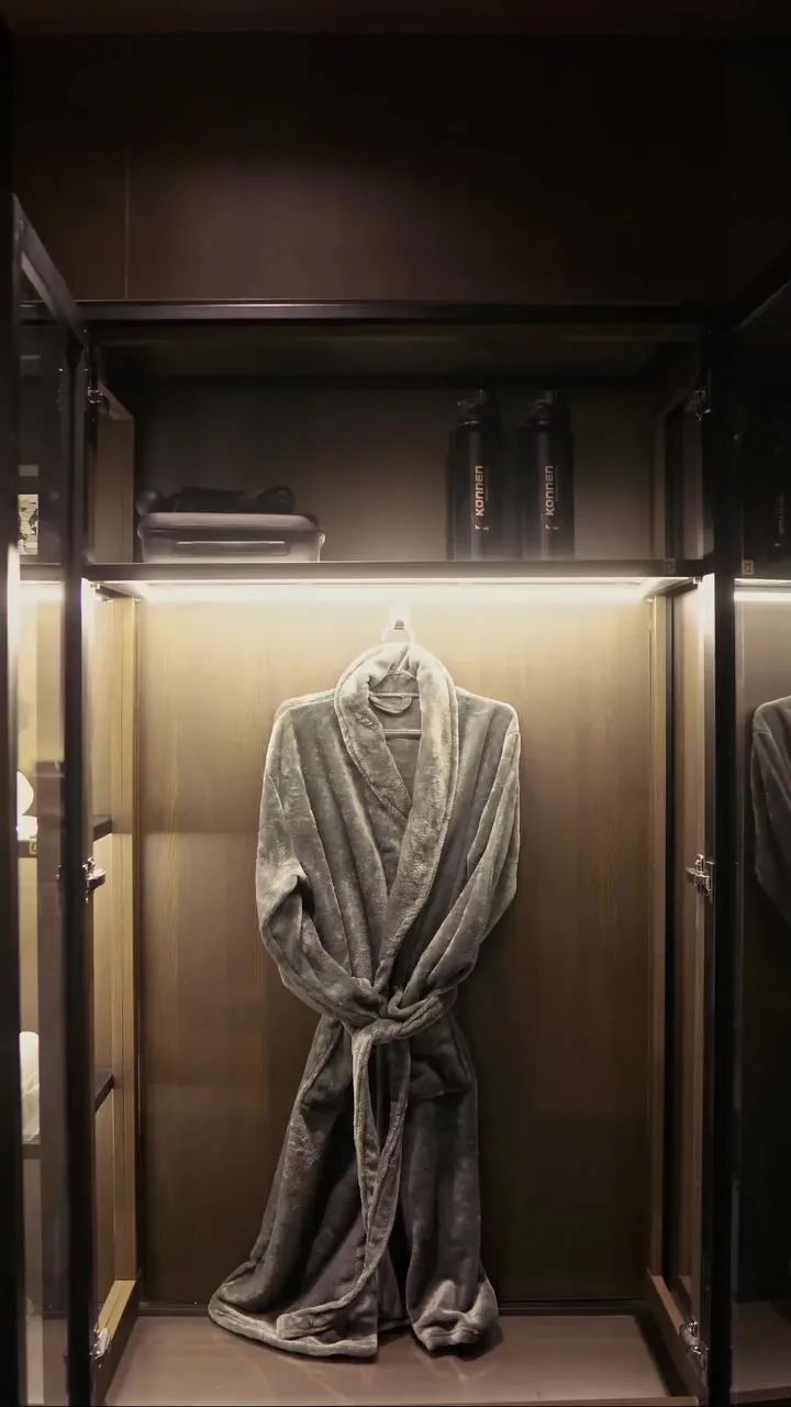 Espaço Zenith, CASACOR SP 2024: closet em vidro com iluminação linear