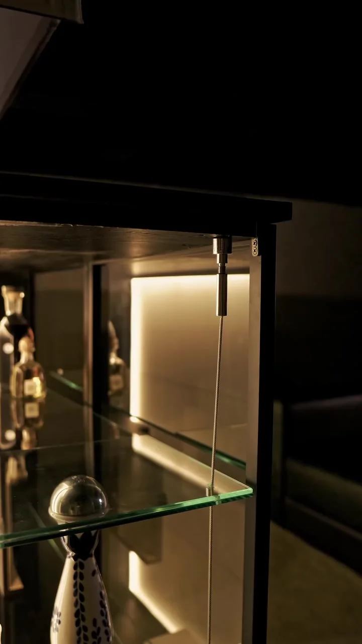 Speakeasy, CASACOR SP 2026: detalhe da vitrine de vidro iluminada